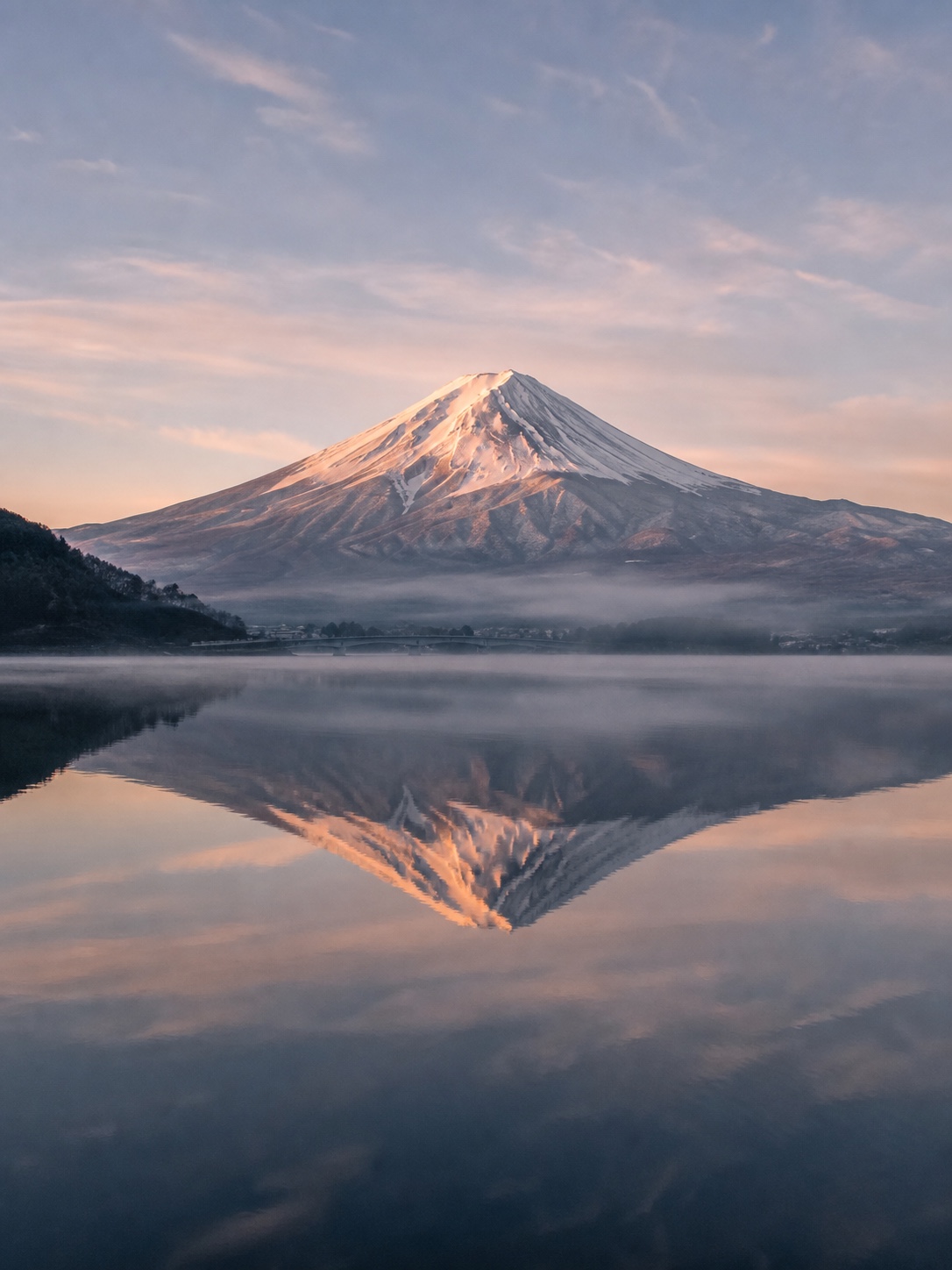 河口湖から望む冠雪した富士山