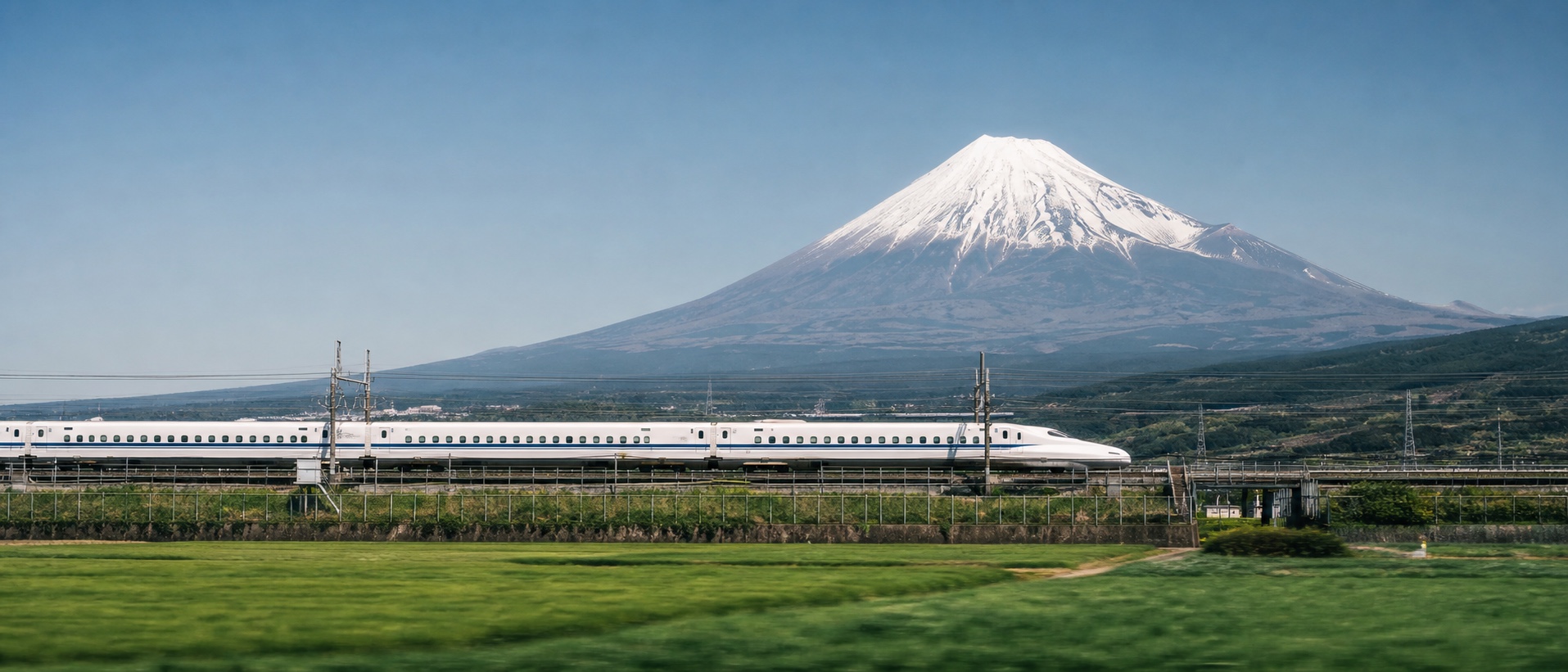 富士山を背景に走り抜ける新幹線